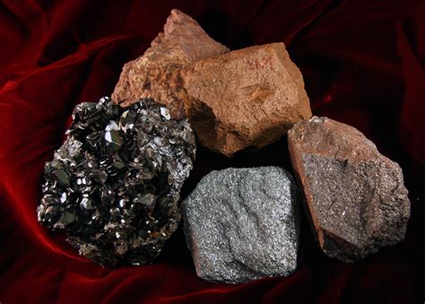  Hematite: Il Minerale Ferroso Fondamentale per la Produzione di Acciaio e Pigmenti!