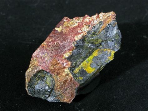  Uraninite: Un Mineral Radioattivo con un Passato Illuminante per il Futuro dell'Energia!